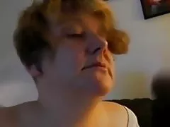 Aeddfed gyda naturiol tits enfawr sucks ac yn llyncu