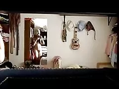 Cam cudd, mecsico wraig yn gwisgo ar ôl bath(2)