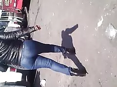 Madurita en jîns ajustados