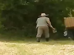 Dad yn chwarae gyda'r ferch