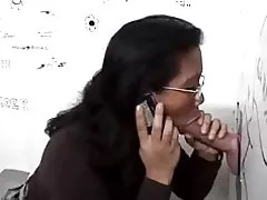 Gloryhole yn y toiled ar gyfer asian cyw