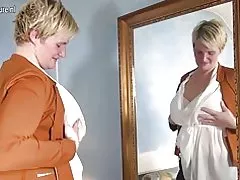 Horny iseldiroedd gwraig tŷ yn chwarae gyda hi teganau