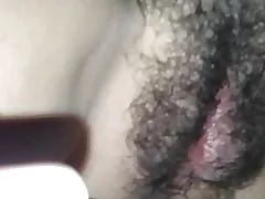 Saethu arall llwyth ar ei pussy blewog