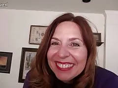 Naughty americanaidd mom yn chwarae gyda hi ei hun