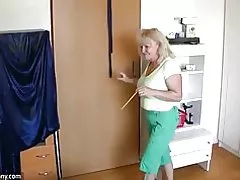 Oldnanny chubby aeddfed gyda hen aeddfed yn chwarae gyda pussy